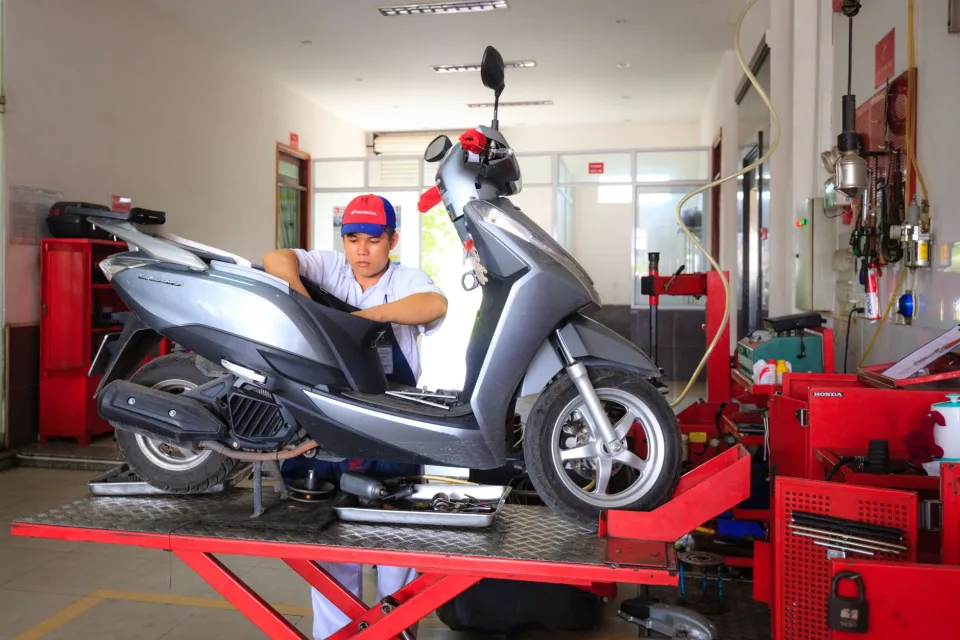 Khoang máy sạch sẽ sau khi xịt